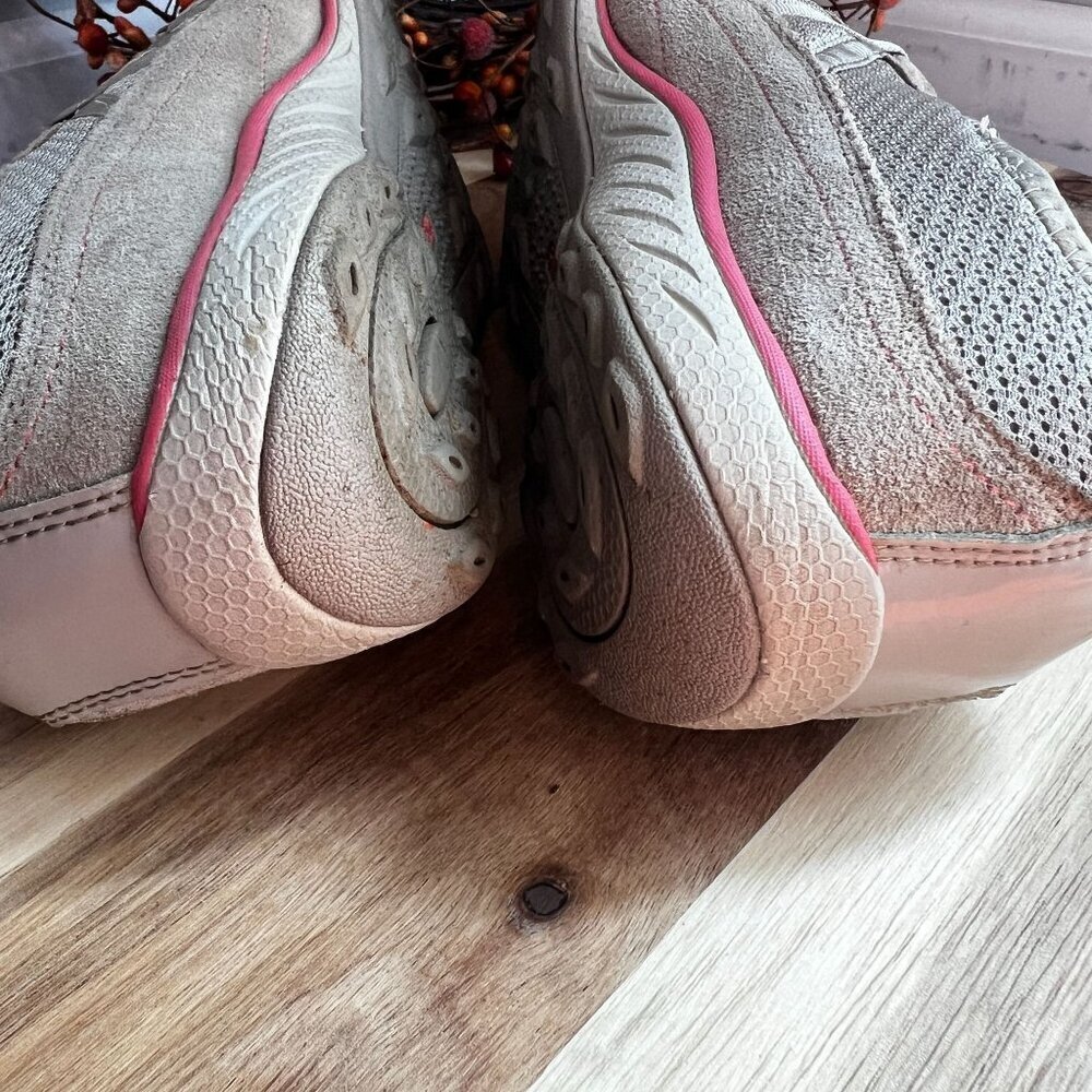 SKECHERS Womens 22463 Slip On Casual Comfort Active Shoe Sz 9.5 Taupe Suede - Picture 9 of 12